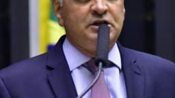 Aécio Neves discursa ao microfone em plenário do Congresso
