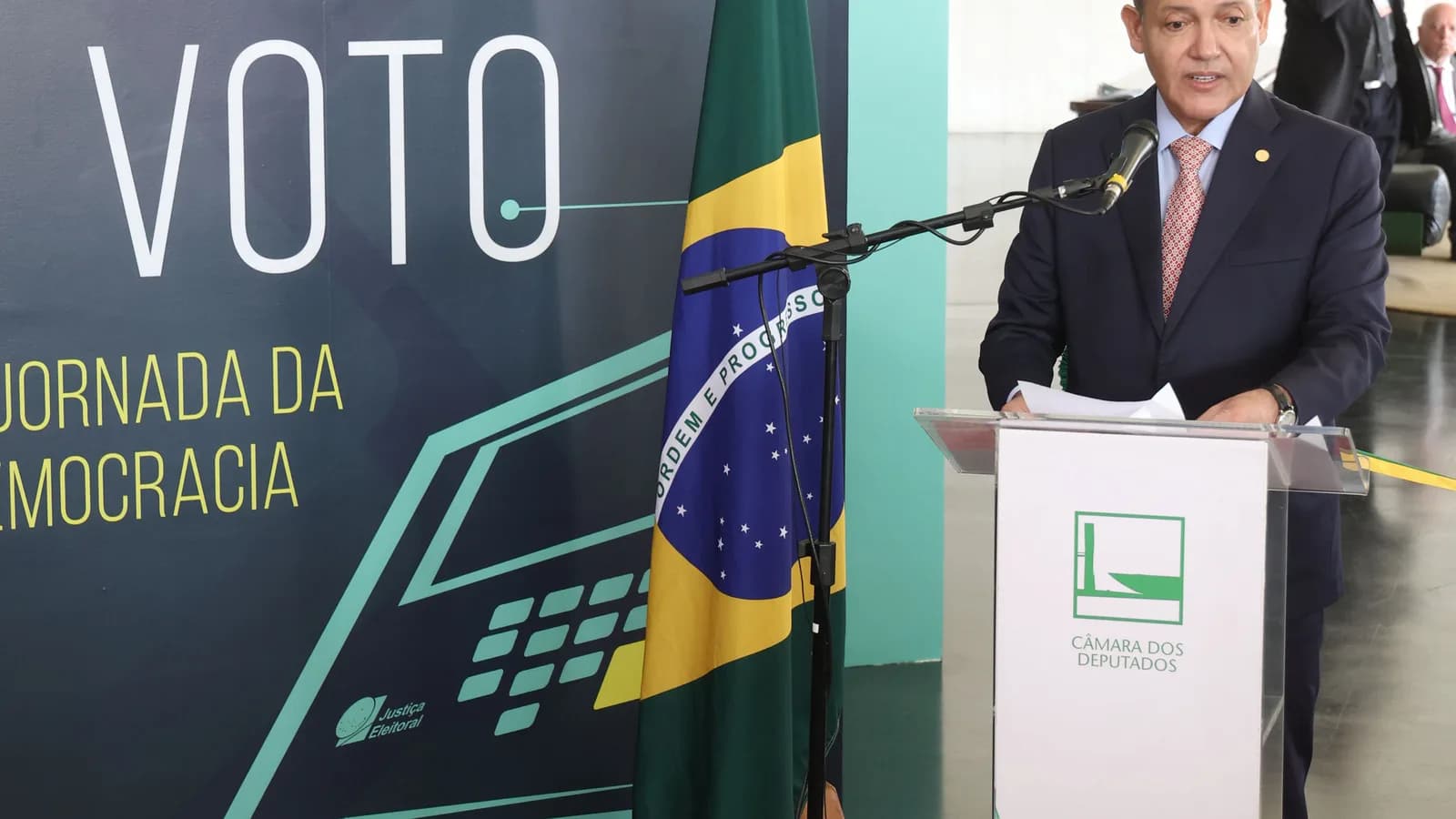 Kassio Nunes Marques discursa em púlpito do TSE durante abertura de exposição sobre as eleições 2026