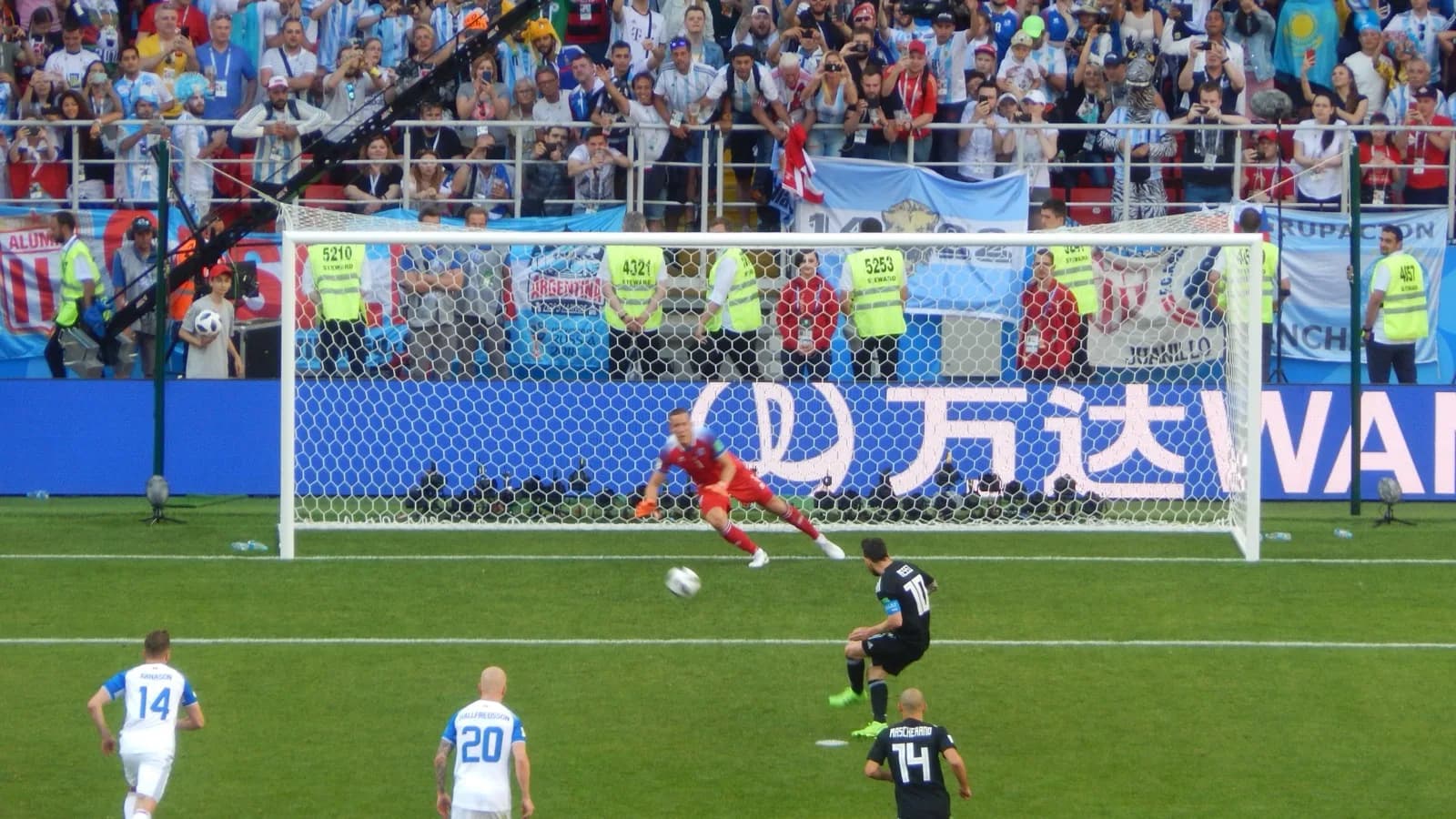 Lionel Messi cobra pênalti pela seleção argentina em jogo da Copa do Mundo de 2018 (foto de arquivo)