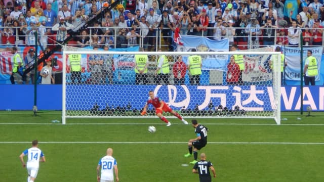 Lionel Messi cobra pênalti pela seleção argentina em jogo da Copa do Mundo de 2018 (foto de arquivo)