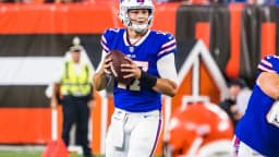 O quarterback Josh Allen, dos Buffalo Bills, se prepara para lançar um passe durante jogo da NFL