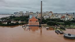 Imagem de arquivo de maio de 2024: vista aérea da Usina do Gasômetro, em Porto Alegre, cercada pelas águas barrentas do Rio Guaíba, com o skyline da cidade ao fundo