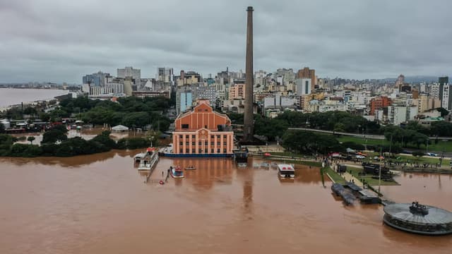 Imagem de arquivo de maio de 2024: vista aérea da Usina do Gasômetro, em Porto Alegre, cercada pelas águas barrentas do Rio Guaíba, com o skyline da cidade ao fundo