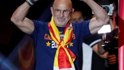 Técnico Luis de la Fuente comemora com a bandeira da Espanha