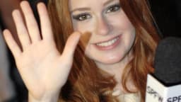 Marina Ruy Barbosa sorri e acena durante evento de moda