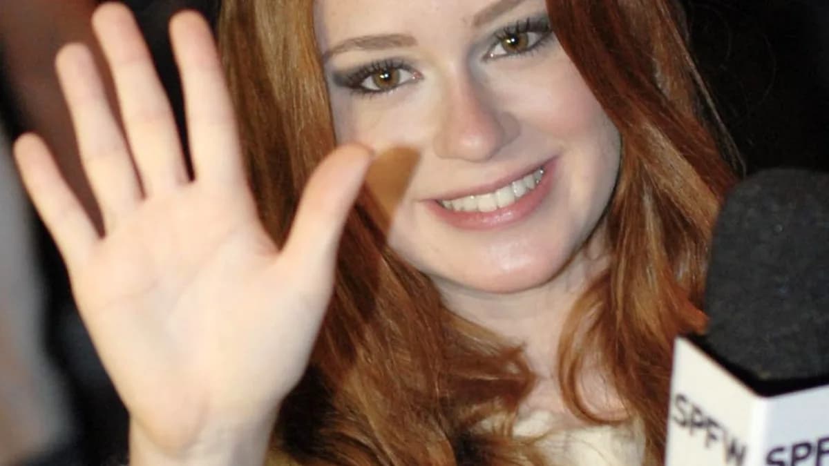 Marina Ruy Barbosa sorri e acena durante evento de moda