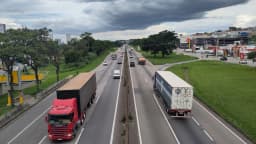 Rodovia Presidente Dutra com pista de caminhões sob céu nublado, foto de arquivo da via