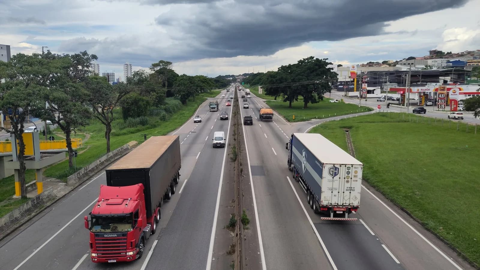 Rodovia Presidente Dutra com pista de caminhões sob céu nublado, foto de arquivo da via