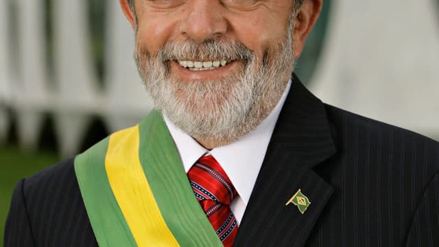Lula em retrato oficial, sorrindo, usando a faixa presidencial