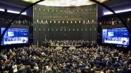 Plenário da Câmara dos Deputados lotado durante sessão de posse, visto de cima