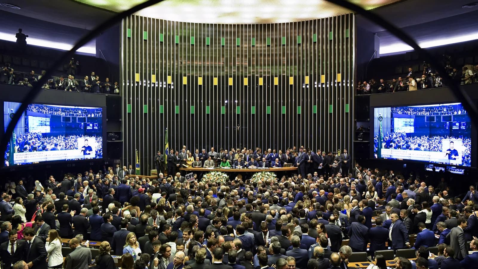 Plenário da Câmara dos Deputados lotado durante sessão de posse, visto de cima
