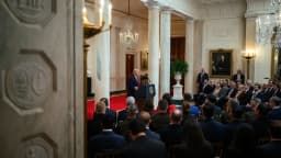 O presidente dos Estados Unidos, Donald Trump, discursa em um púlpito na Cross Hall da Casa Branca diante de plateia