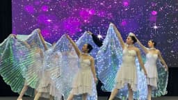 Grupo de dança formado por pessoas com deficiência visual se apresenta em palco (foto de contexto)