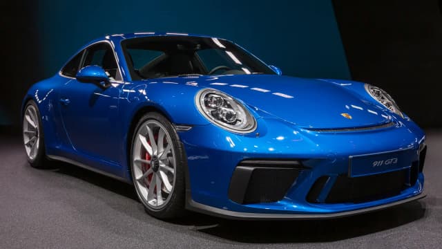 Porsche 911 GT3 Touring azul exposto em salão automotivo