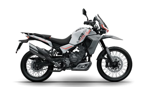 Moto Morini AlltrHike 450 em foto de divulgação da marca