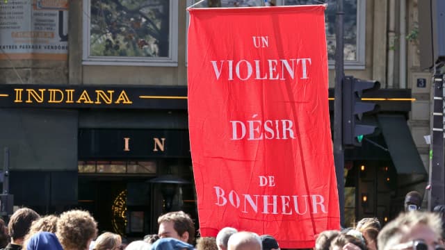 Manifestantes seguram faixa durante protesto em Paris, na França, em 6 de outubro de 2026