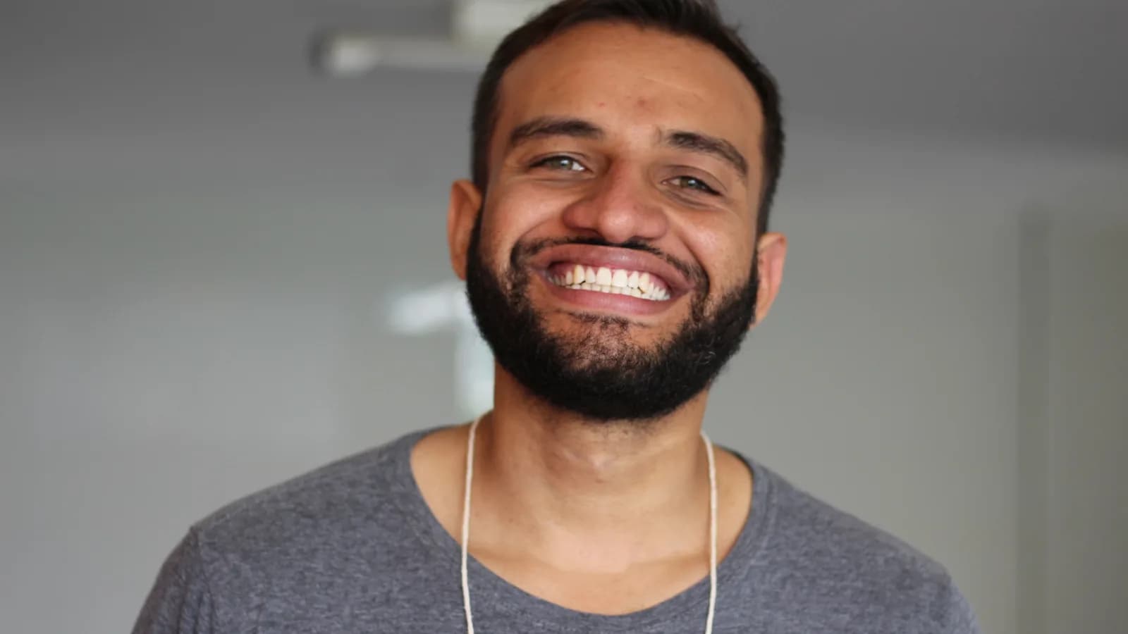 Fábio Félix sorrindo em conferência eleitoral do PSOL