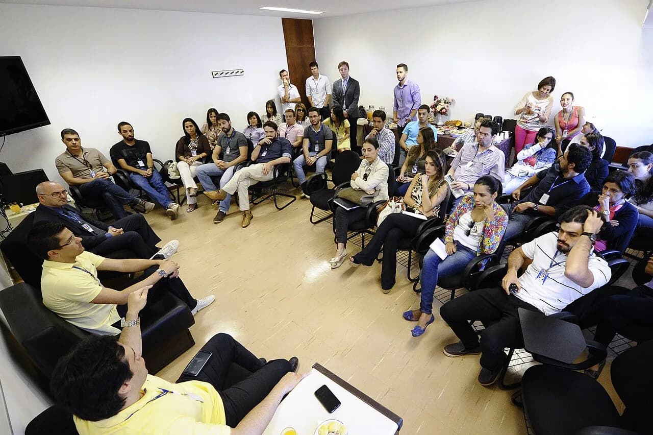 Imagem ilustrativa: Os servidores Anderson de Oliveira e José Henrique Varanda respondem dúvidas sobre investimentos, financiamentos, dívidas, juros e aposentadoria no "Café com Fi