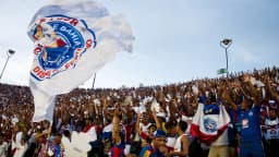 Torcedores do Bahia com bandeiras em arquibancada de estádio