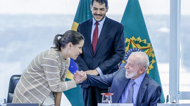 O advogado-geral da União, Jorge Messias, em evento público, ao lado de outras autoridades