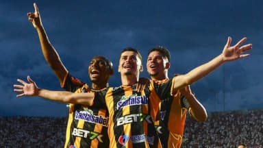 Rômulo comemora gol pelo Novorizontino ao lado de companheiros de time (foto de arquivo)