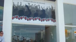 Fachada da loja oficial do Botafogo Futebol Clube, da Paraíba, com as cores e o escudo do time