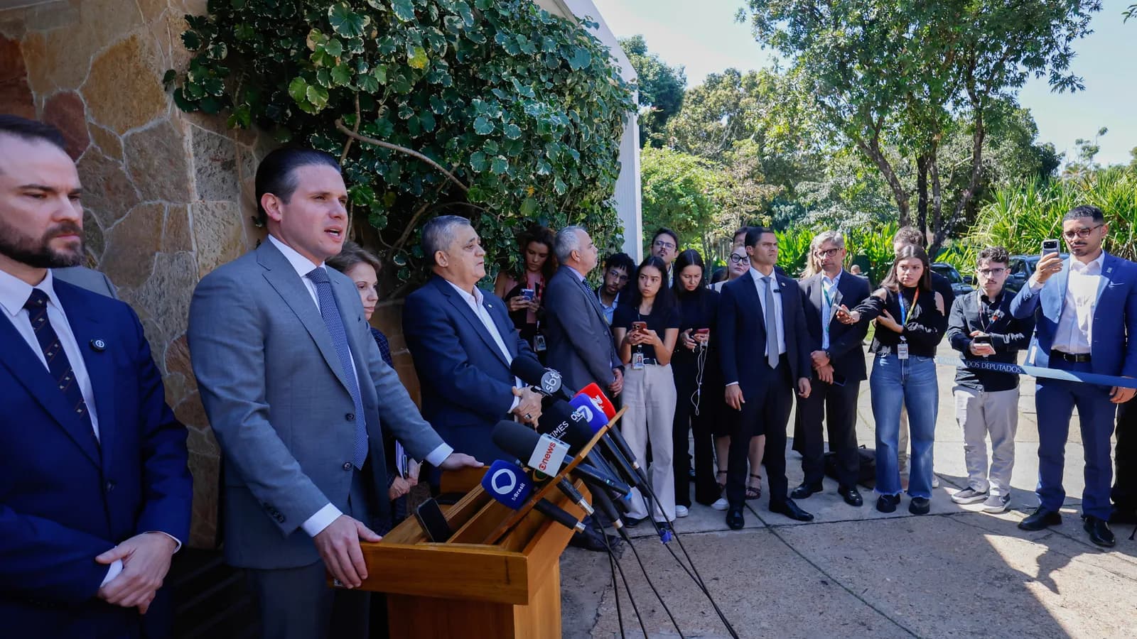 Ministro Dario Durigan fala a jornalistas em coletiva de imprensa