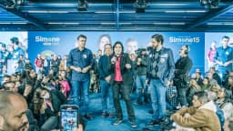Simone Tebet discursa em lançamento de campanha própria em São Paulo, com banner 'Simone15' ao fundo