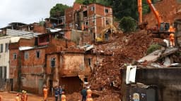Área de encosta urbana ocupada, ilustrando a desigualdade na exposição a riscos ambientais nas cidades