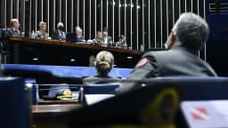 Bombeiros militares em farda durante sessão especial no Senado (foto de arquivo)