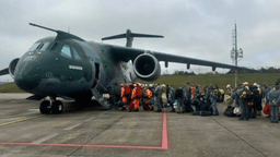 Equipe de resgate e militares embarcam em aeronave KC-390 da Força Aérea Brasileira com equipamentos rumo à Venezuela