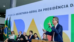 O ministro Guilherme Boulos discursa em cerimônia oficial em Brasília