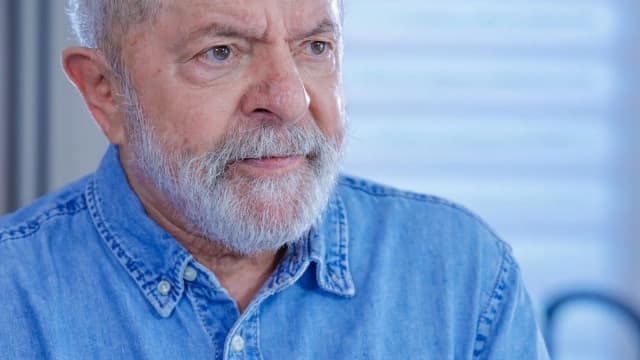 Lula em entrevista, usando camisa jeans, gesticulando enquanto fala