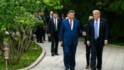 Xi Jinping e Donald Trump caminham lado a lado durante encontro diplomático.