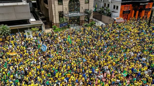 Multidão com bandeiras do Brasil em manifestação de apoio a Flávio Bolsonaro na Avenida Paulista