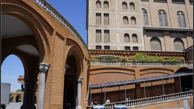 Fachada e arcos da Basílica de Nossa Senhora Aparecida, em São Paulo