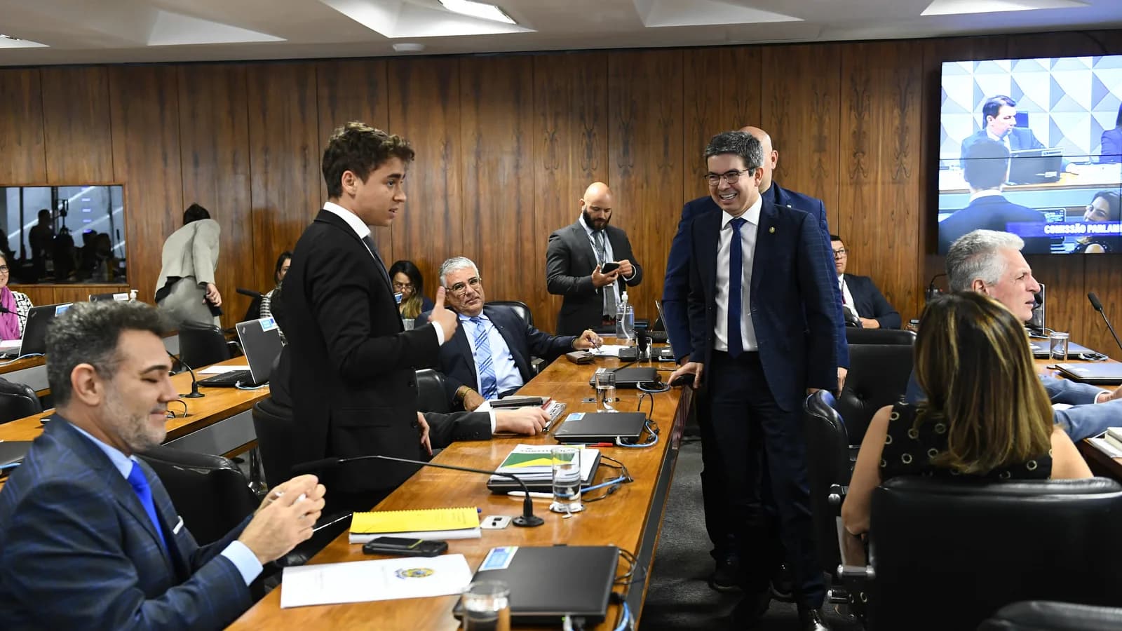 Deputado federal Nikolas Ferreira em sessão de comissão no Congresso