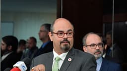 Mateus Simões, candidato ao governo de Minas Gerais, fala em coletiva de imprensa cercado de microfones