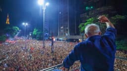 Lula acena para multidão durante comício de campanha na avenida Paulista (foto de arquivo, 2022)
