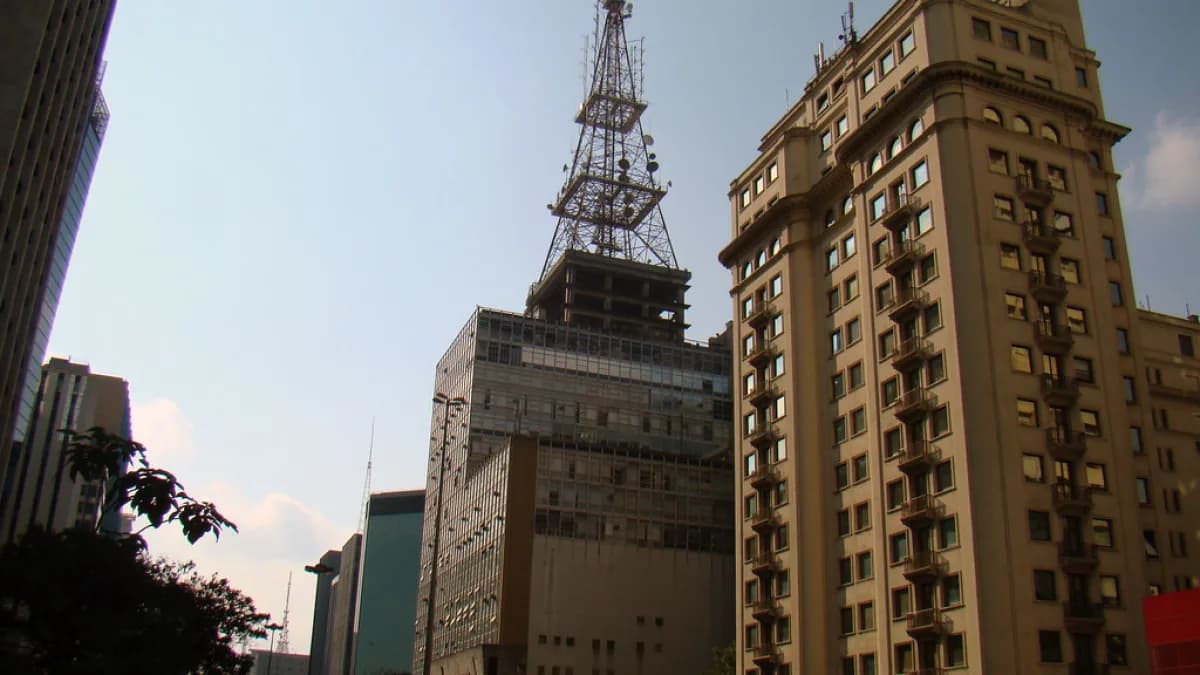 Vista da Avenida Paulista, em São Paulo, com prédios ao fundo (foto de arquivo)