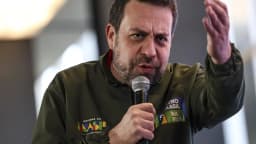 Ministro Guilherme Boulos discursa com microfone na mão, gesticulando