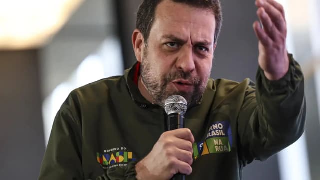 Ministro Guilherme Boulos discursa com microfone na mão, gesticulando