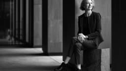 Jennifer Doudna, pesquisadora associada ao desenvolvimento do CRISPR, sentada em retrato em preto e branco
