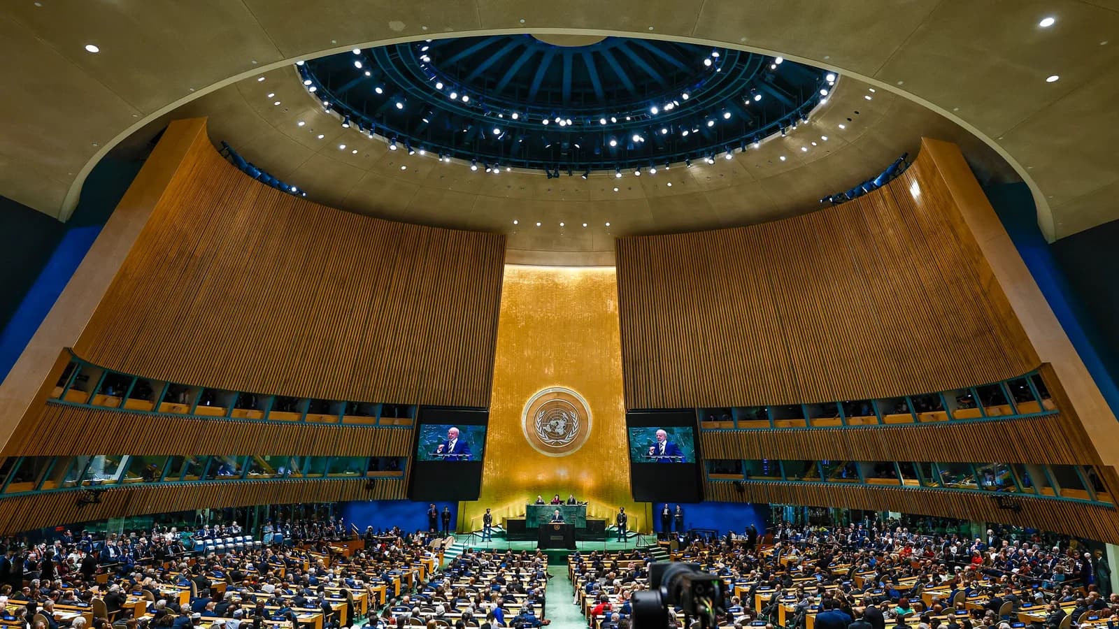Salão da Assembleia Geral da ONU lotado durante discurso de abertura, com telões mostrando o orador no púlpito, em foto de arquivo de setembro de 2025