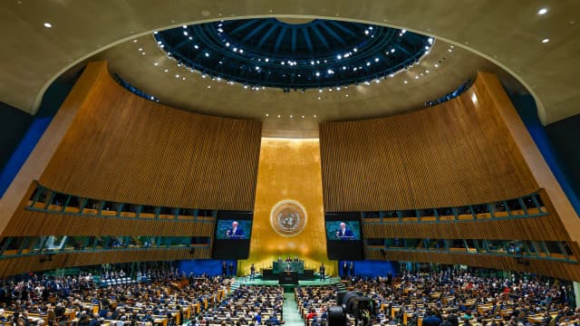 Salão da Assembleia Geral da ONU lotado durante discurso de abertura, com telões mostrando o orador no púlpito, em foto de arquivo de setembro de 2025