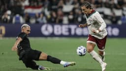 Jogador do Corinthians disputa bola com atleta do Fluminense em partida do Brasileirão