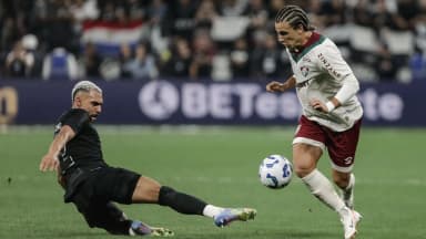 Jogador do Corinthians disputa bola com atleta do Fluminense em partida do Brasileirão