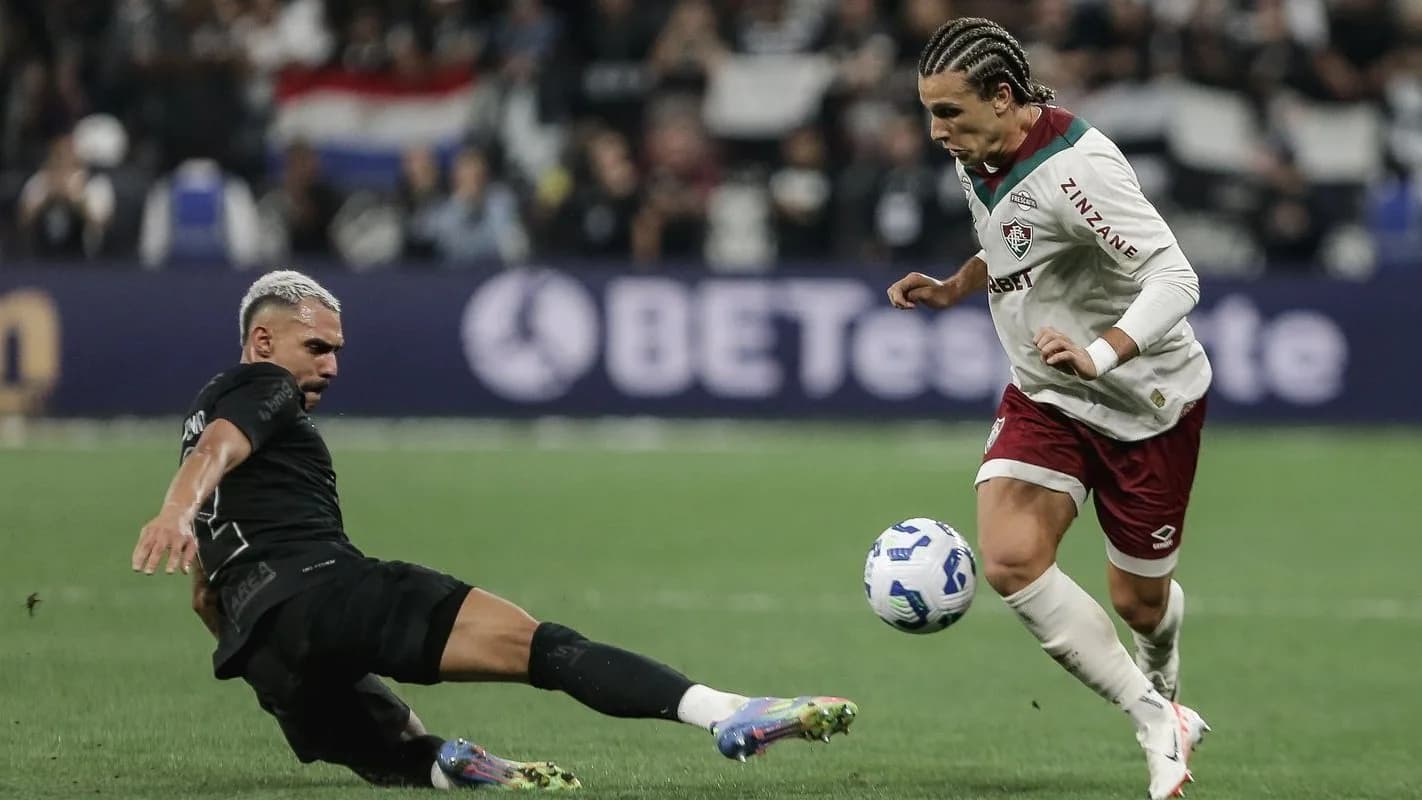 Jogador do Corinthians disputa bola com atleta do Fluminense em partida do Brasileirão