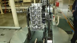 Linha de produção industrial com maquinário de fabricação de motores
