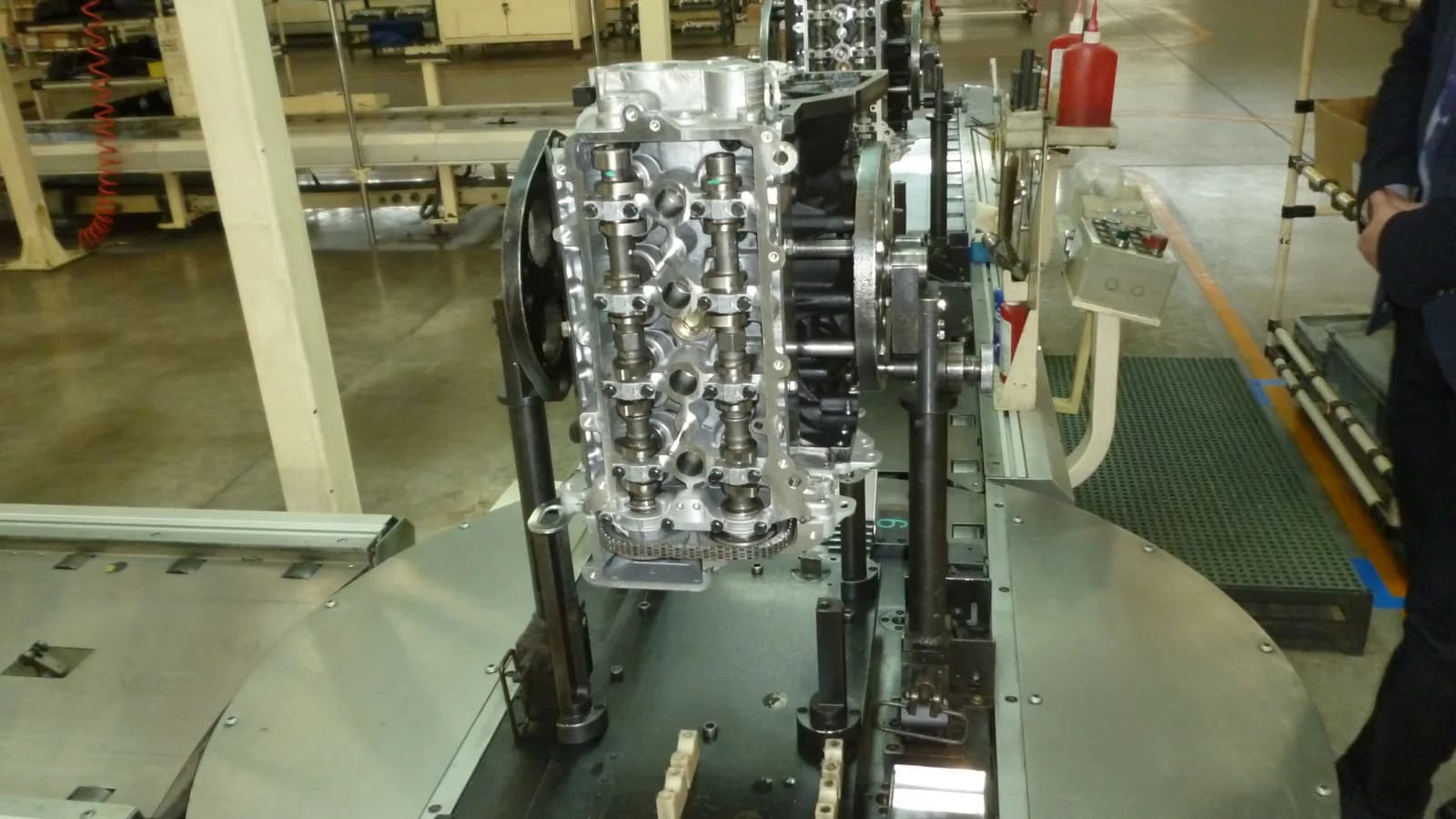 Linha de produção industrial com maquinário de fabricação de motores